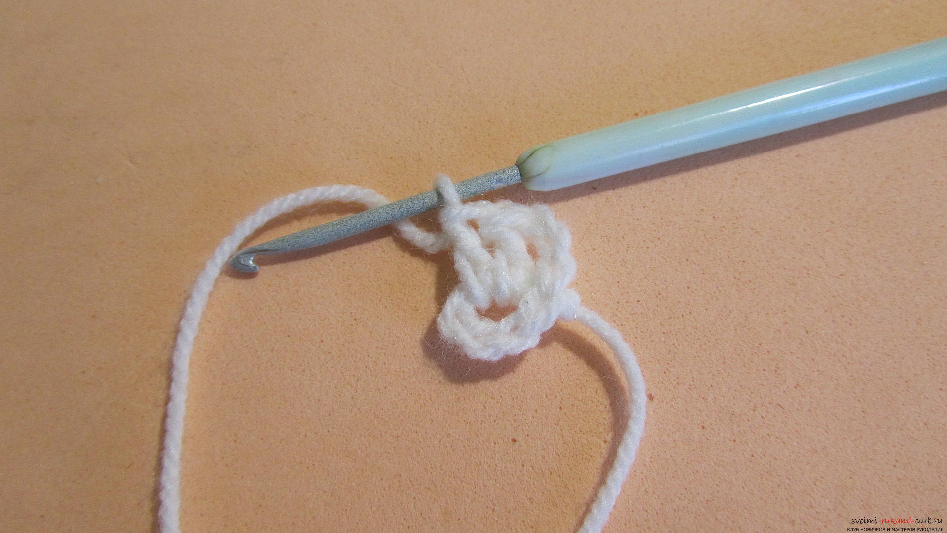 Мастер-класс по вязанию подробно описывает вязание жилетки на основе «бабушкиного квадрата» с помощью спиц и крючка.. Фото №3